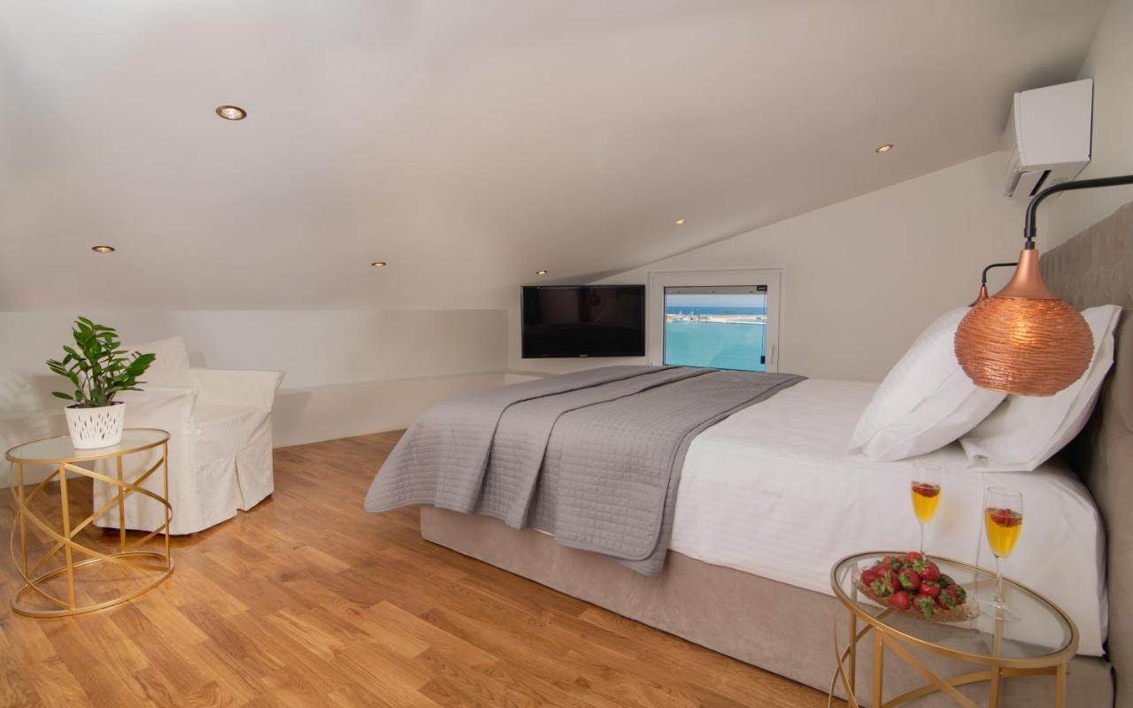 Minimal Loft With Sea View Over Harbor! Apartmán *
